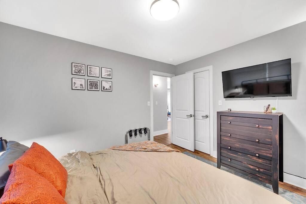 Homey 2br Condo—king Bed—lovely Location & Parking Charlotte