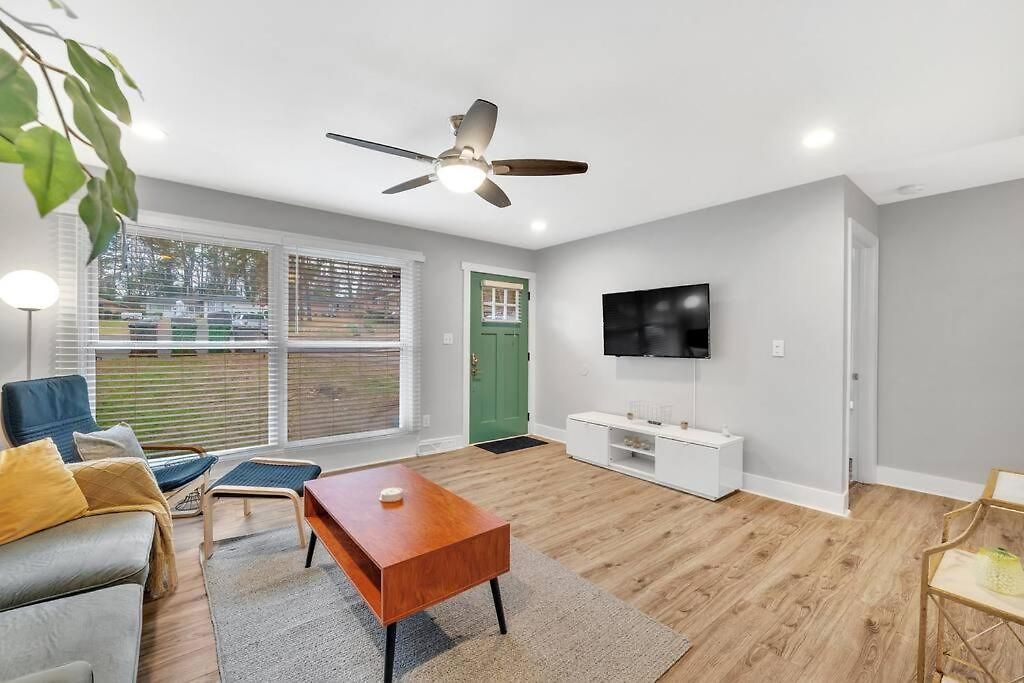 Homey 2br Condo—king Bed—lovely Location & Parking Charlotte