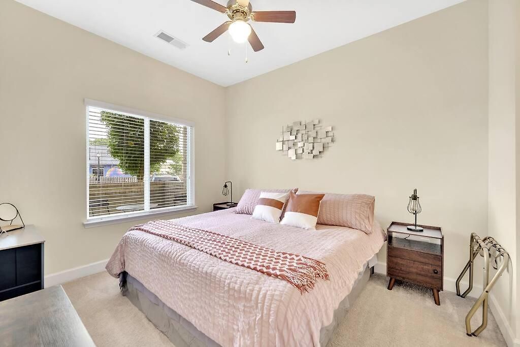 King Bed ► A+ Location ► Full Kitchen *