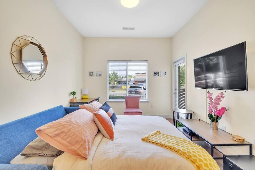 King Bed ► A+ Location ► Full Kitchen Charlotte