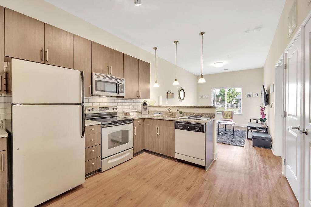 Apartment King Bed ► A+ Location ► Full Kitchen *