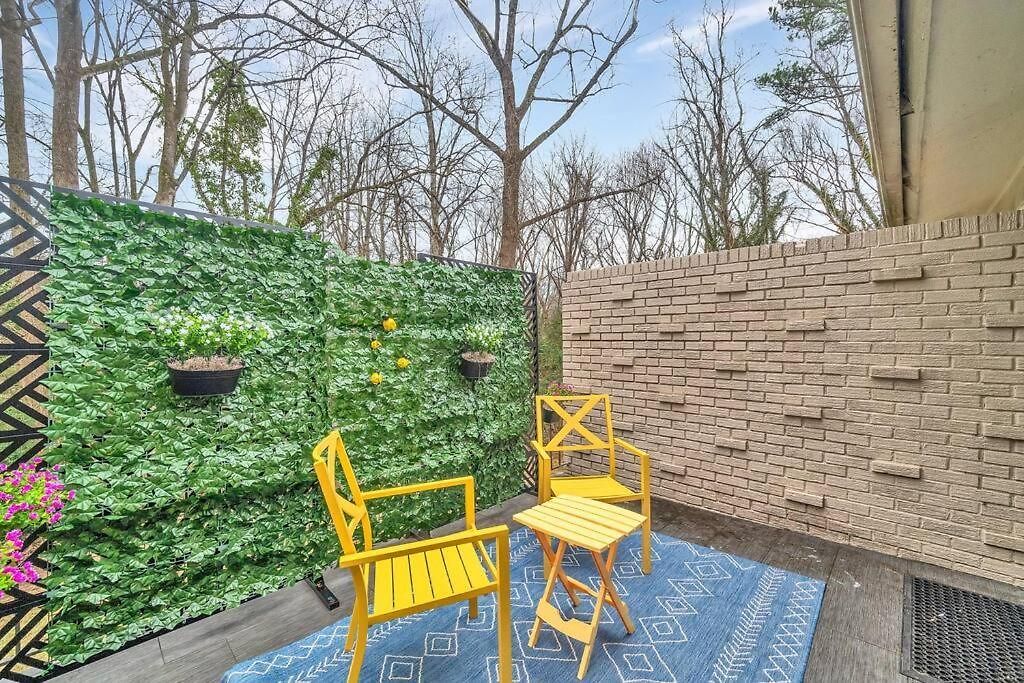 Homey 2br Condo—king Bed—lovely Location & Parking Charlotte