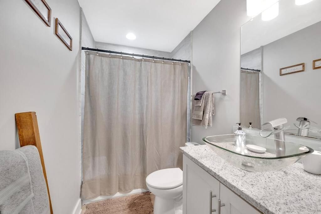 Homey 2br Condo—king Bed—lovely Location & Parking Apartment
