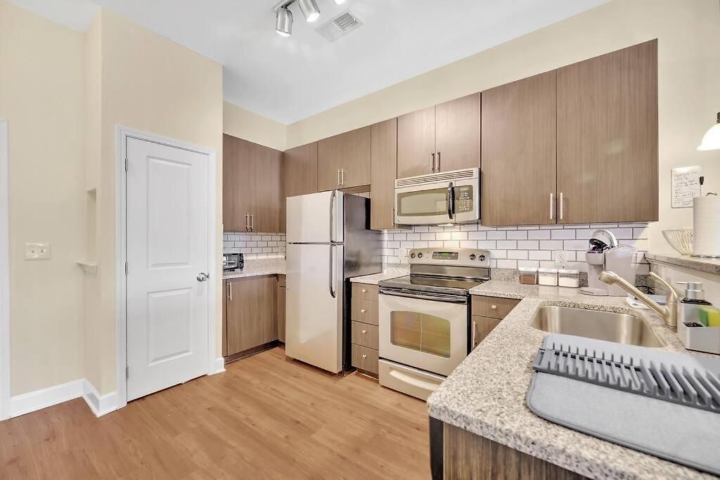 King Bed ► A+ Location ► Full Kitchen Apartment