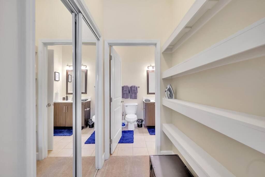 King Bed ► A+ Location ► Full Kitchen