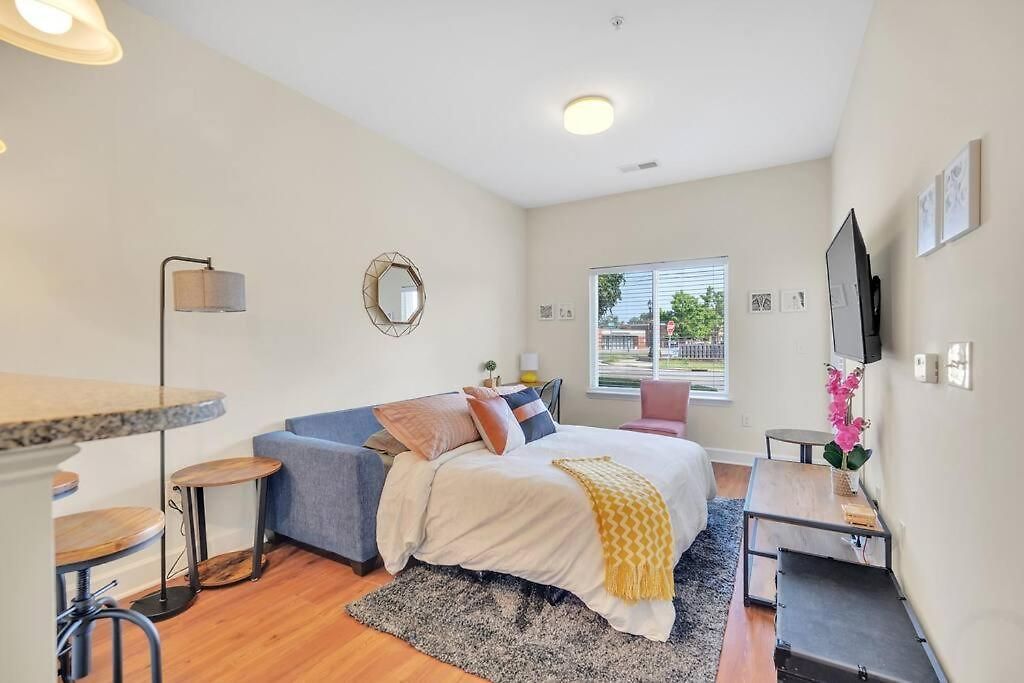 Apartment King Bed ► A+ Location ► Full Kitchen Charlotte