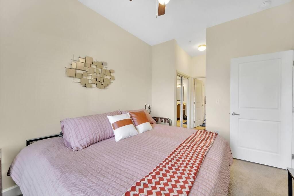 King Bed ► A+ Location ► Full Kitchen Charlotte