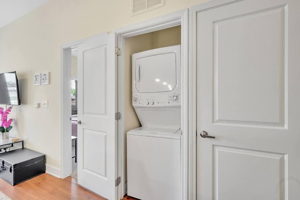 King Bed ► A+ Location ► Full Kitchen Apartment *