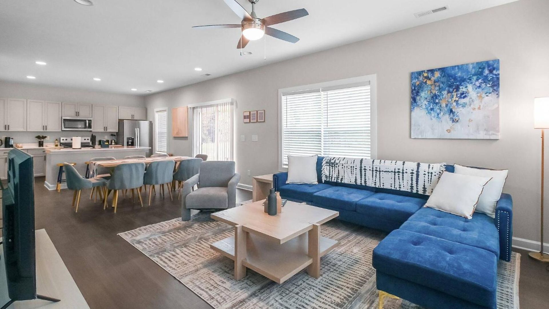 Spacious 3-bedroom With Workspace Near Uptown & Airport *