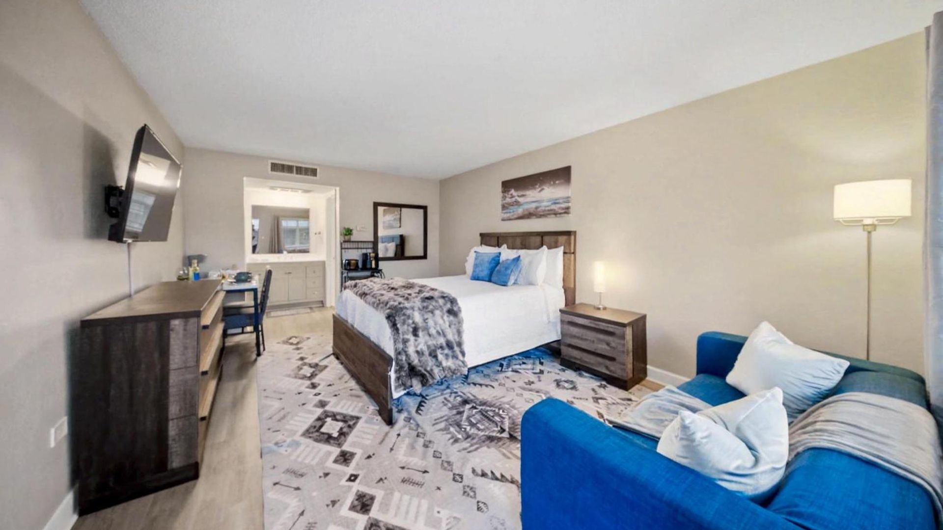 Aparthotel Lux Mins To Atrium Health And Downtown Airport