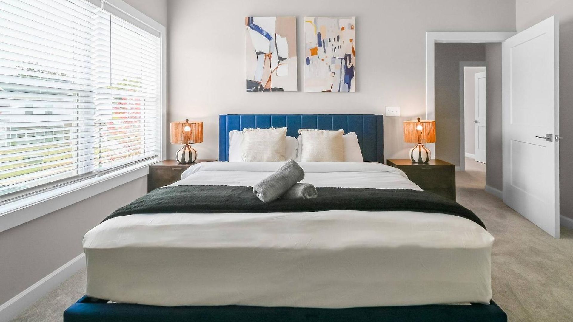 Spacious 3-bedroom With Workspace Near Uptown & Airport Holiday home