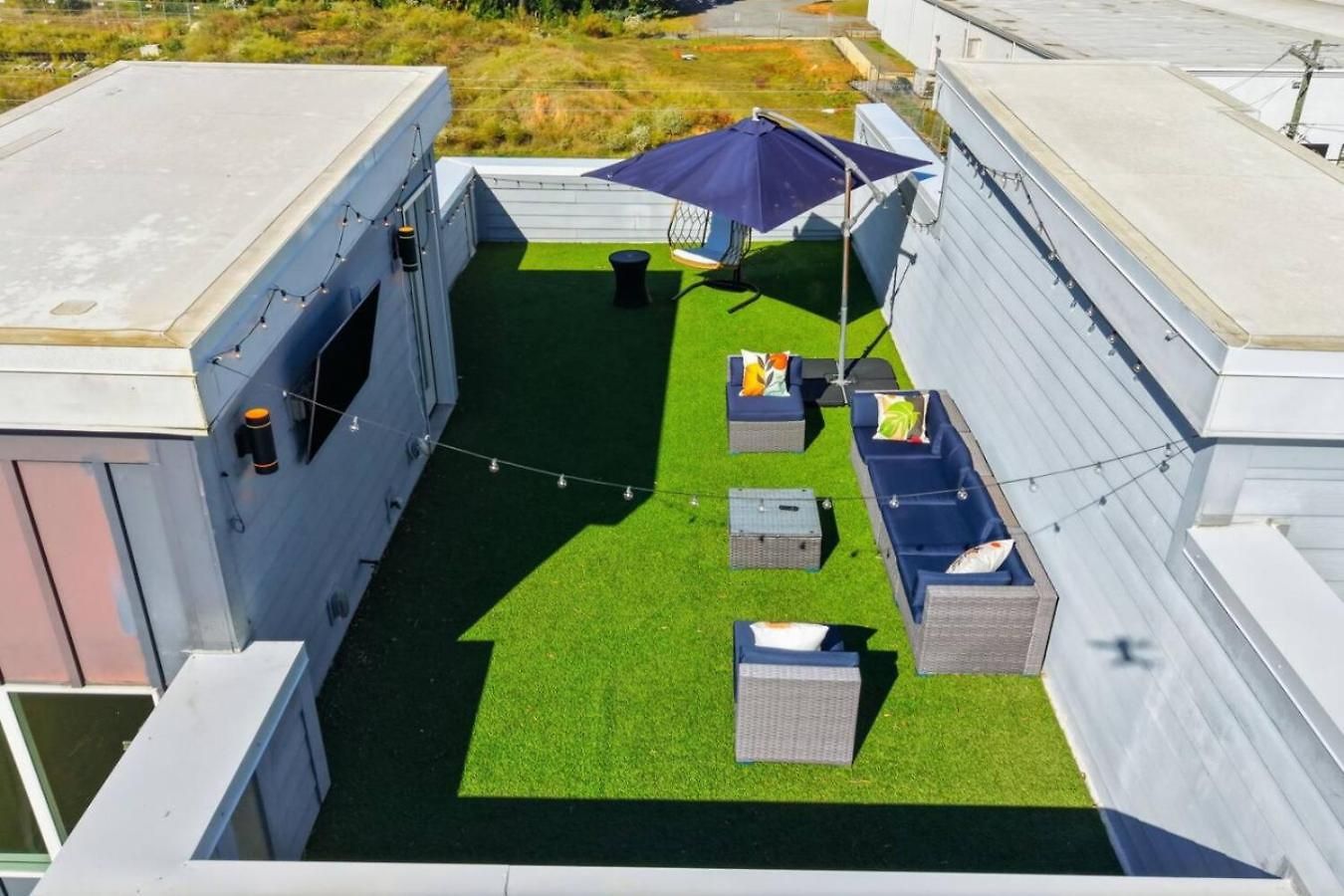 Modern 4-story 3-br Townhome With Rooftop Lounge * Charlotte