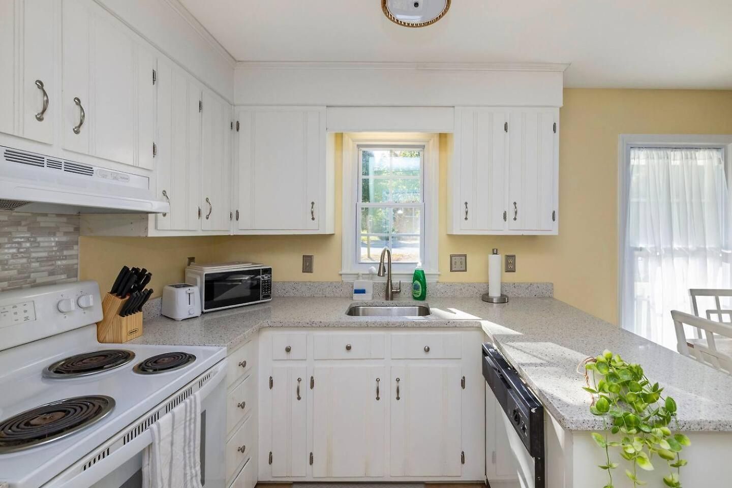 New! Special Intro Rates! Lovely 2 Bedroom Charlotte