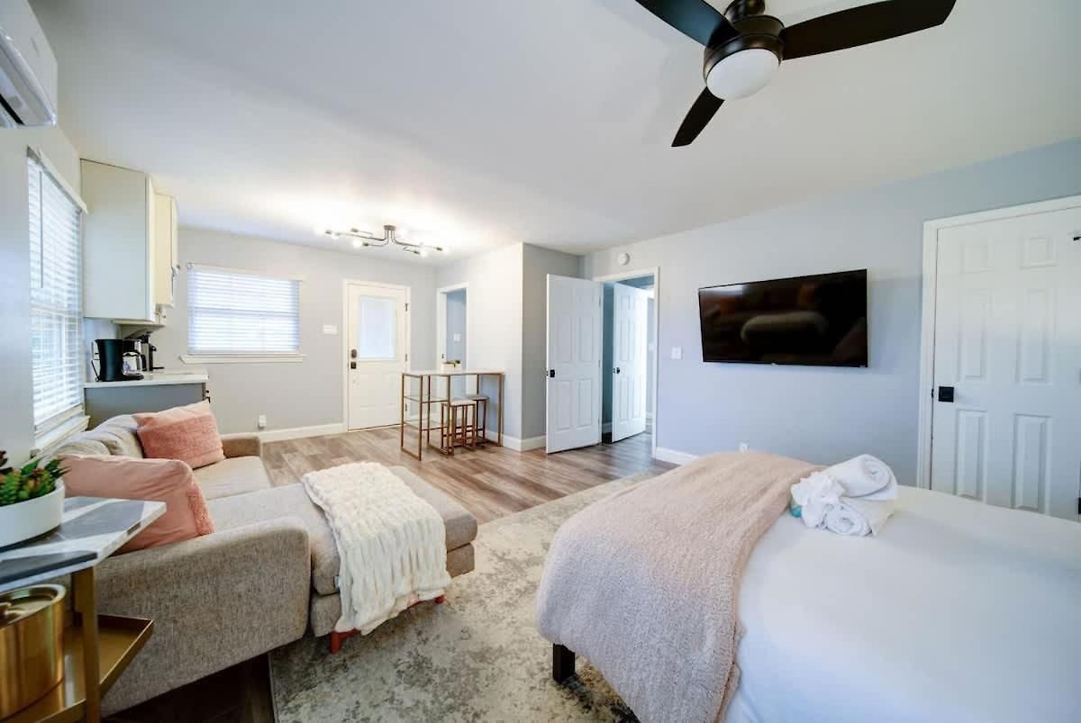 Stylish 4br - Modern & Bright Interior Holiday home Charlotte