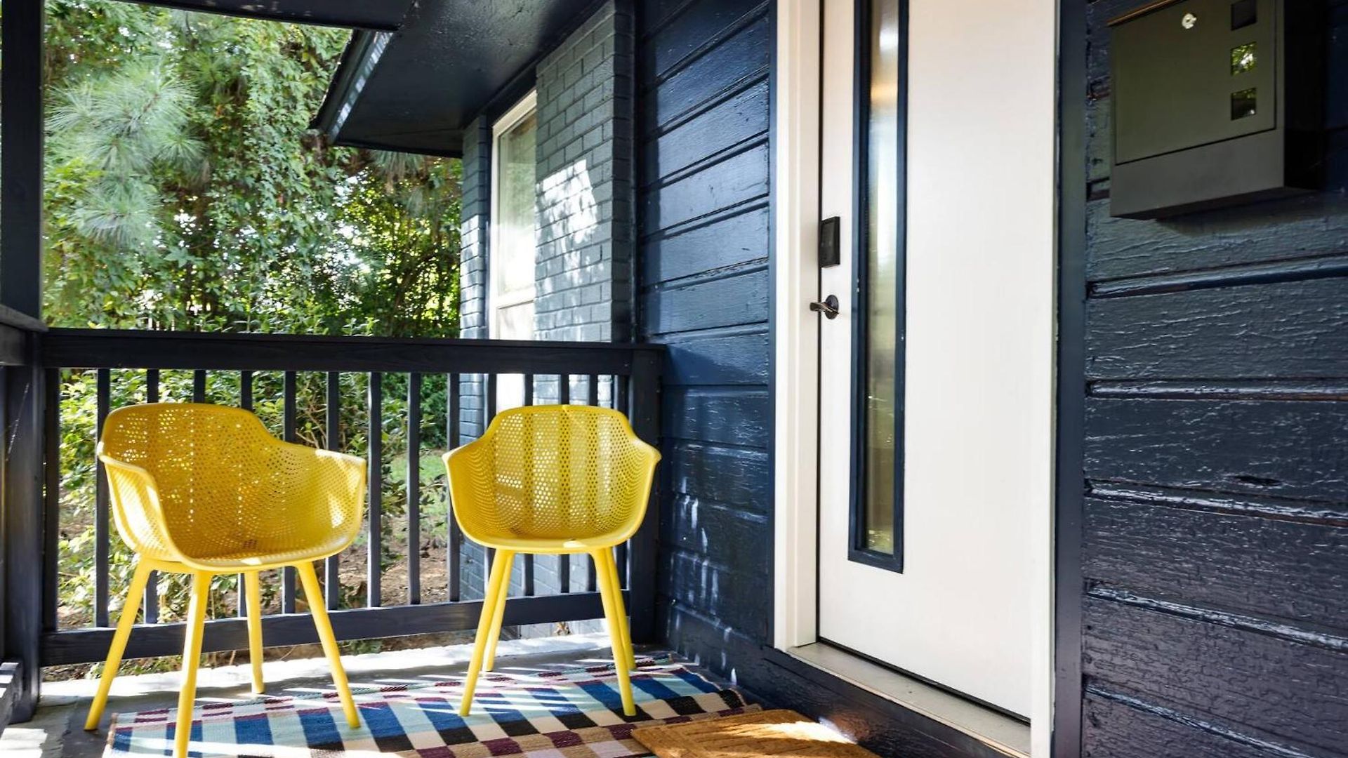 *now Available!* Renovated Plaza Shamrock Duplex Holiday home *
