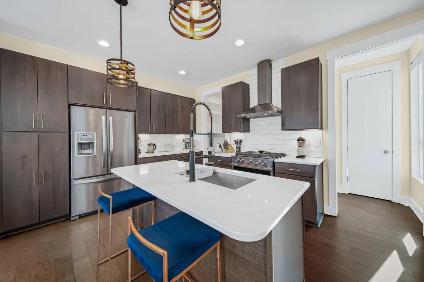 Holiday home Modern 4-story 3-br Townhome With Rooftop Lounge