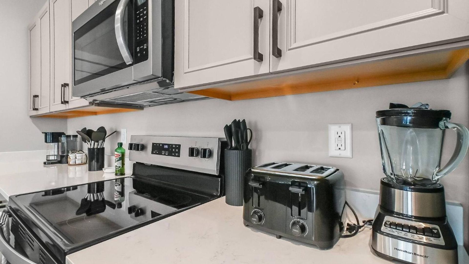 Spacious 3-bedroom With Workspace Near Uptown & Airport Holiday home