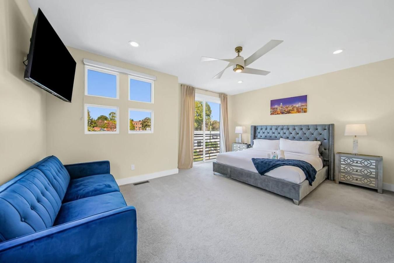 Holiday home Modern 4-story 3-br Townhome With Rooftop Lounge