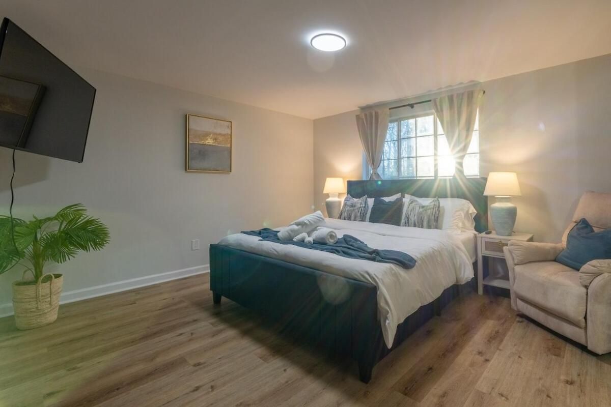 Ballantyne 3br House, Privateyard, Work Desk & 1 Gig Wi-fi