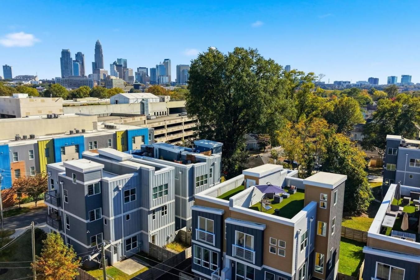 Modern 4-story 3-br Townhome With Rooftop Lounge Holiday home Charlotte
