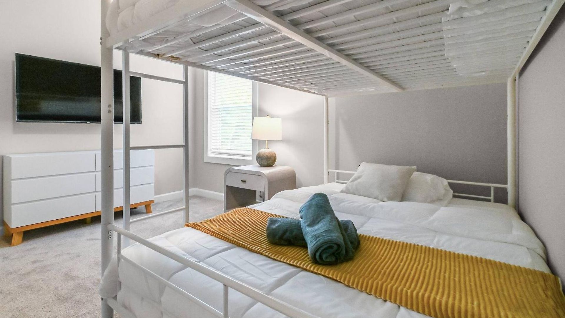 Spacious 3-bedroom With Workspace Near Uptown & Airport *