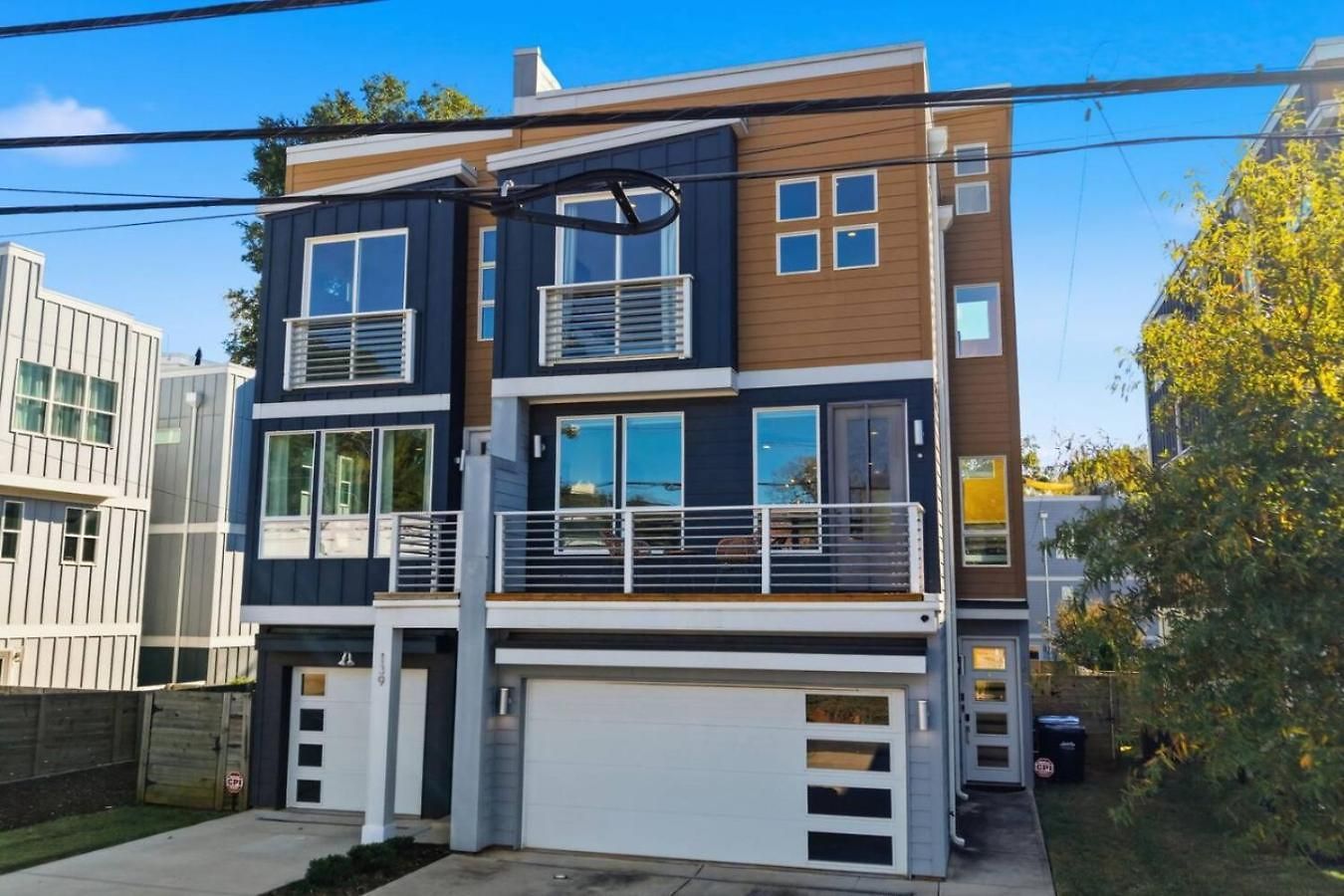 Holiday home Modern 4-story 3-br Townhome With Rooftop Lounge