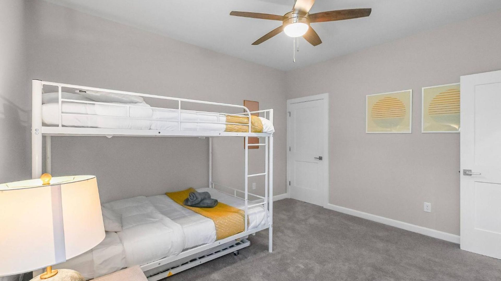 Spacious 3-bedroom With Workspace Near Uptown & Airport Holiday home *