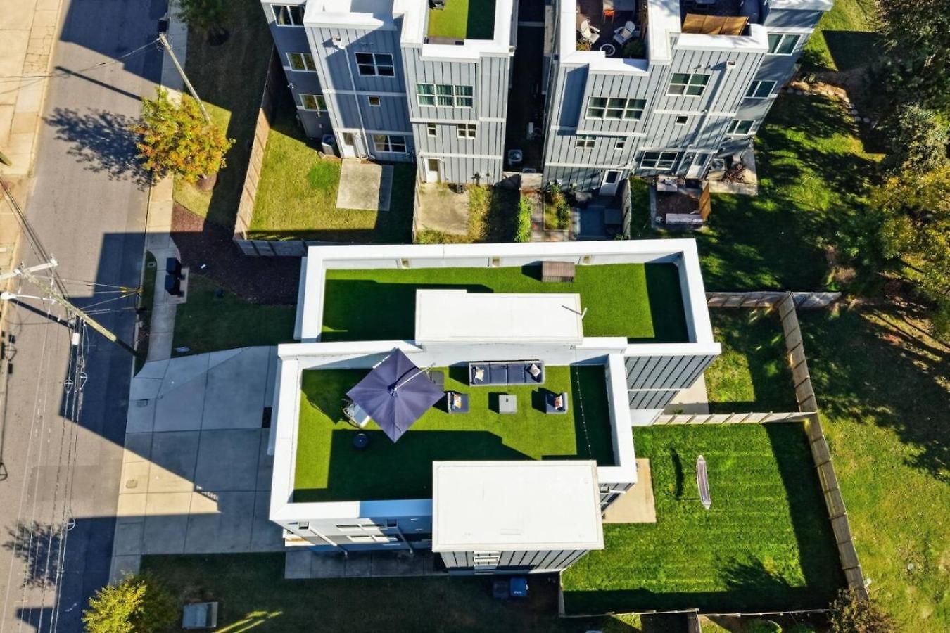 Modern 4-story 3-br Townhome With Rooftop Lounge