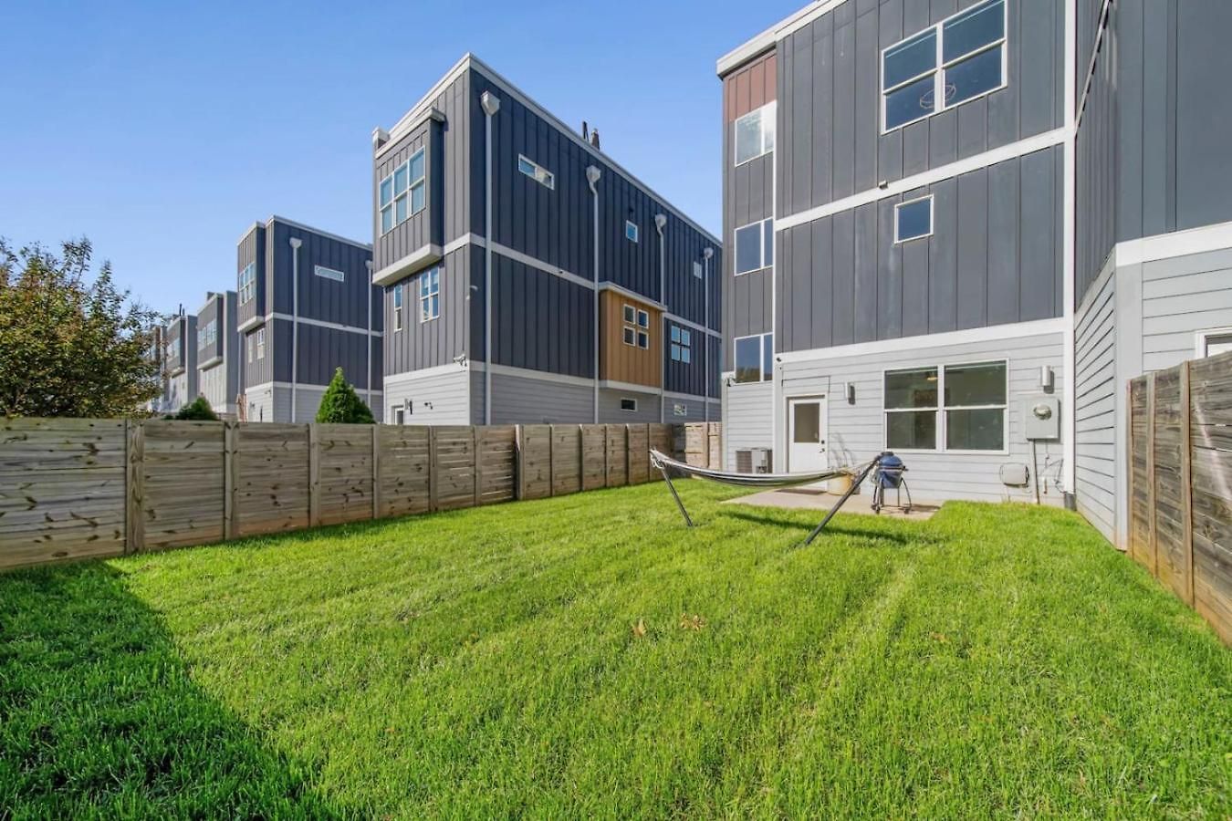 Modern 4-story 3-br Townhome With Rooftop Lounge
