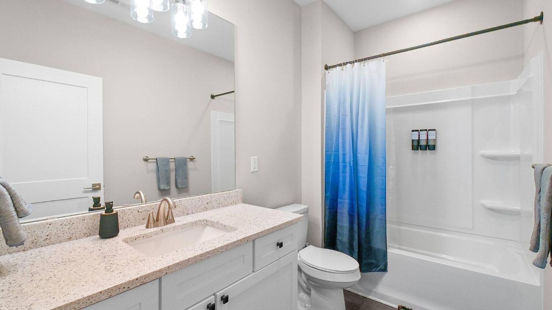 Spacious 3-bedroom With Workspace Near Uptown & Airport *