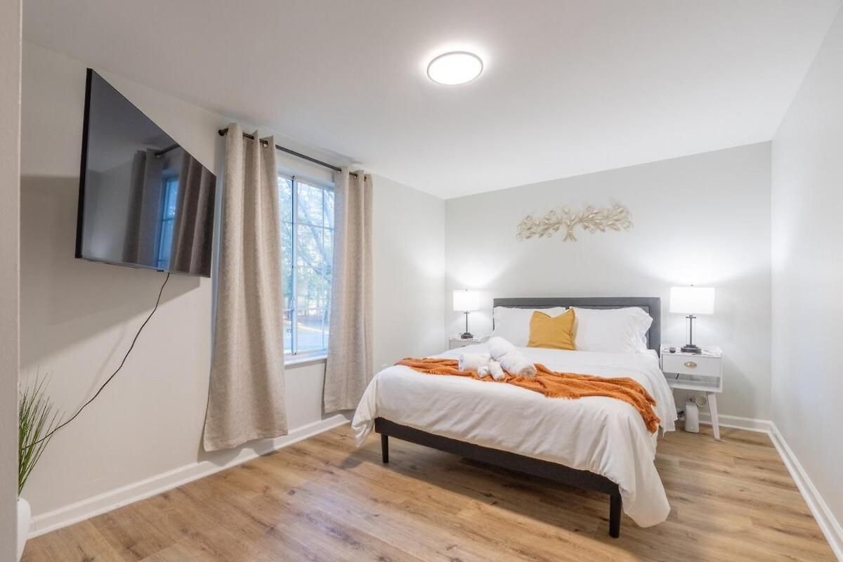 Ballantyne 3br House, Privateyard, Work Desk & 1 Gig Wi-fi