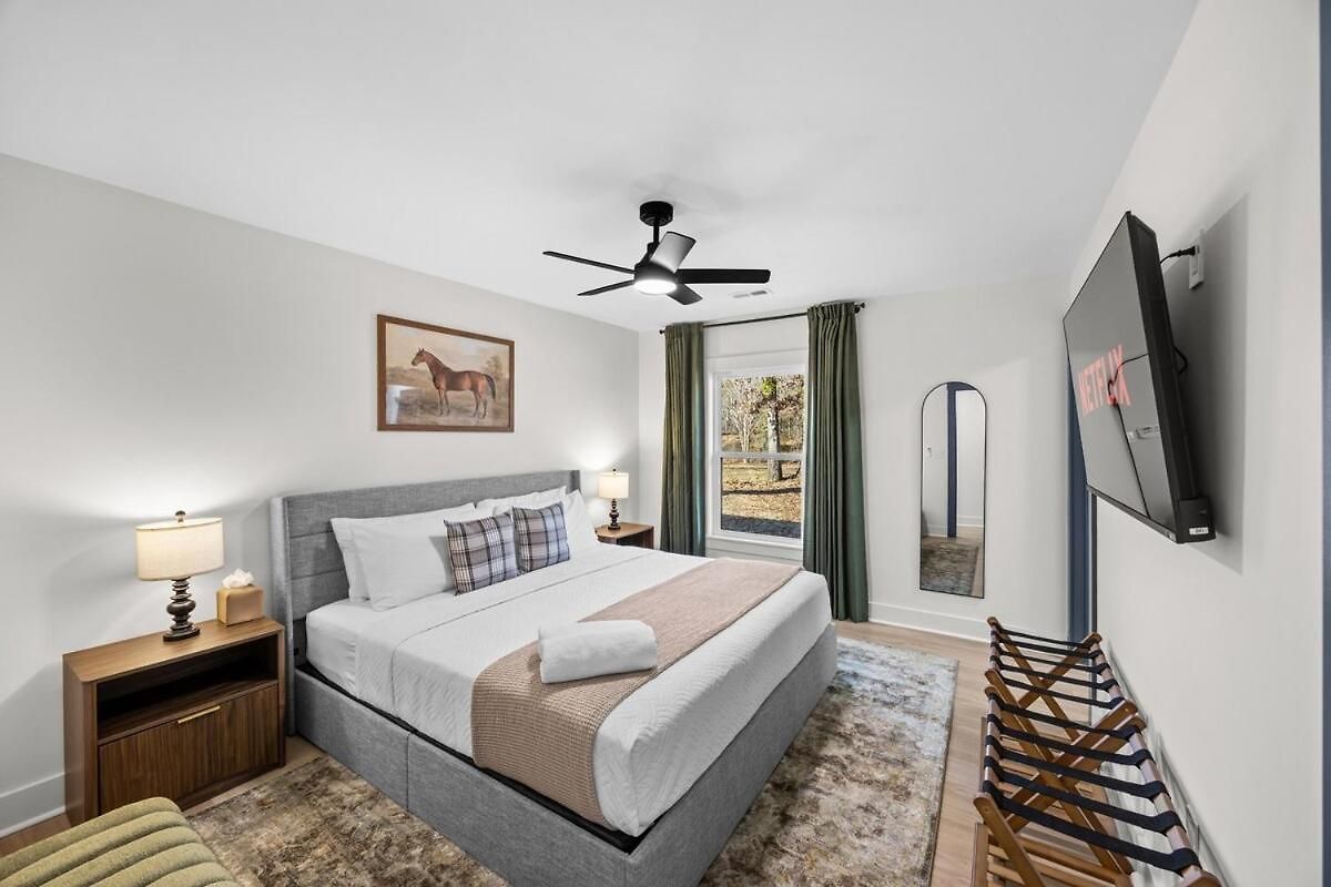 4 Kings-1 Queen-gameroom-lounge-luxury Home-4k1q2t Charlotte