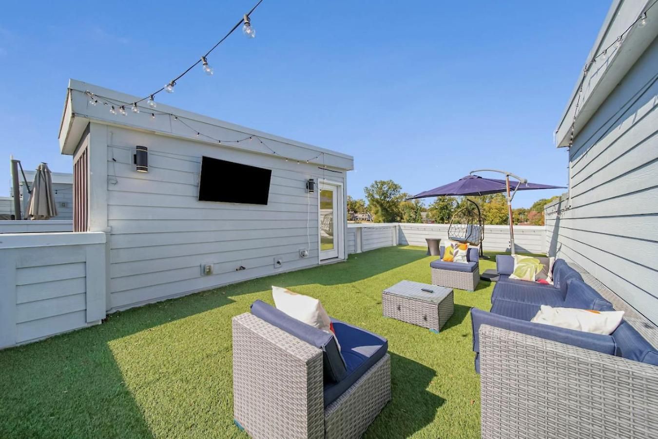 Modern 4-story 3-br Townhome With Rooftop Lounge Charlotte