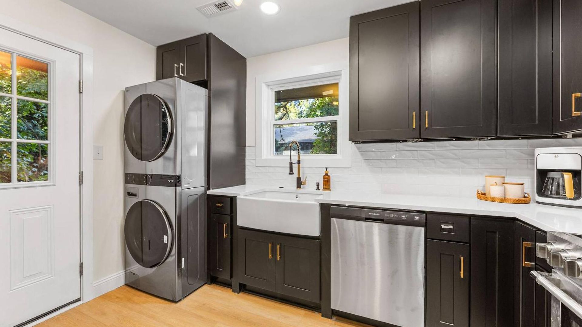 New Shamrock Stunner | King Bed, Pet Friendly Holiday home