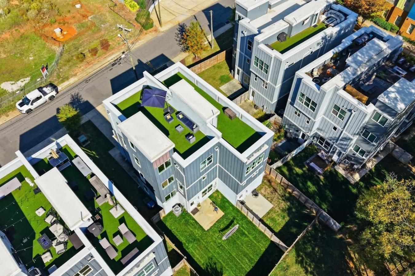 Modern 4-story 3-br Townhome With Rooftop Lounge