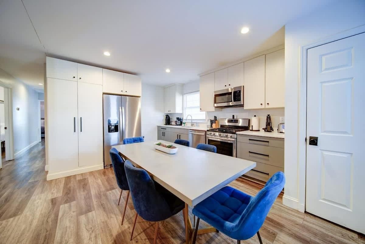 Stylish 4br - Modern & Bright Interior Holiday home