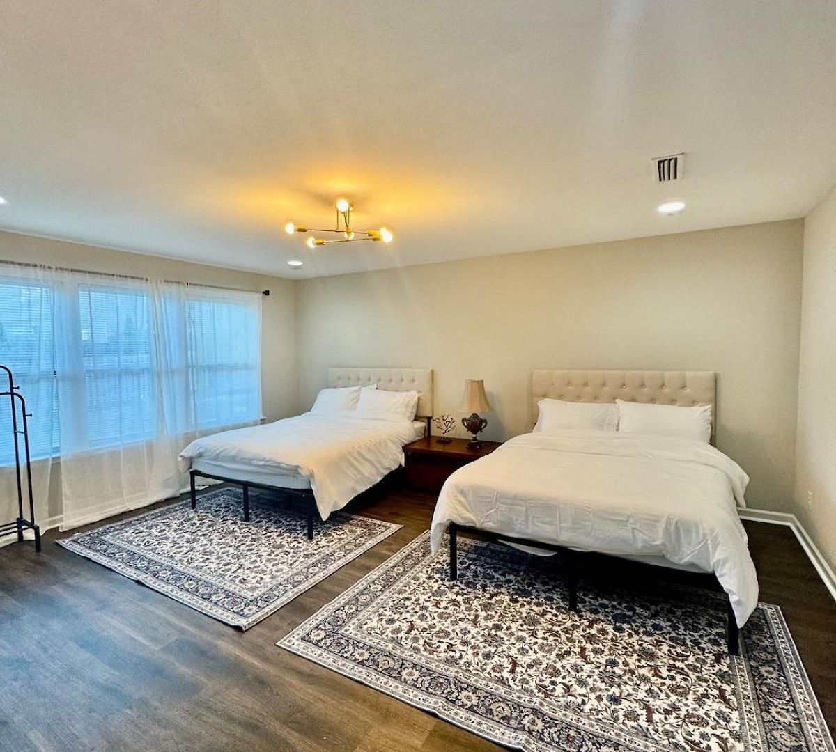 Holiday home Spacious 4 Bedroom House In Area Close To Pnc Pavilion *