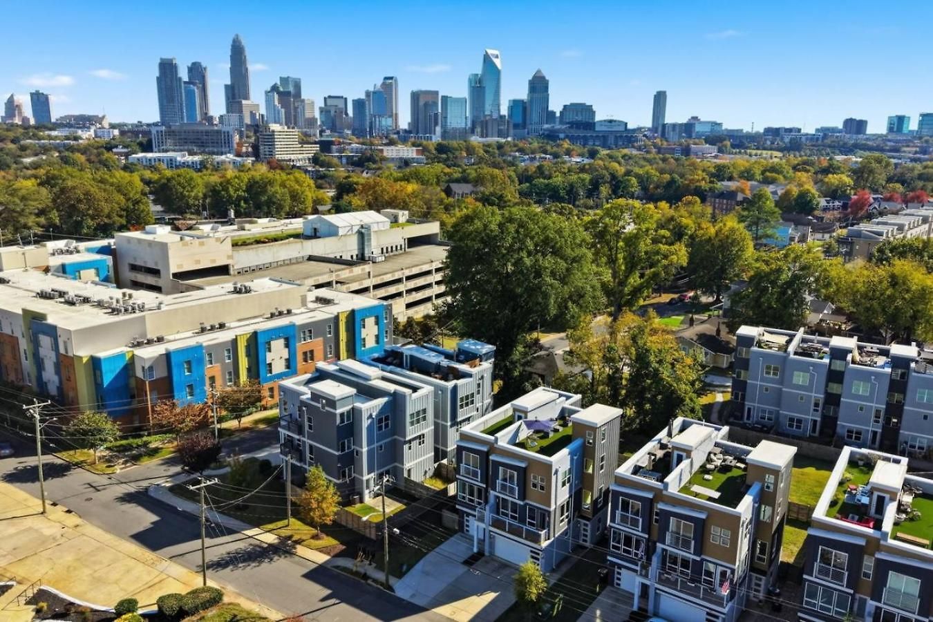 Modern 4-story 3-br Townhome With Rooftop Lounge Holiday home Charlotte