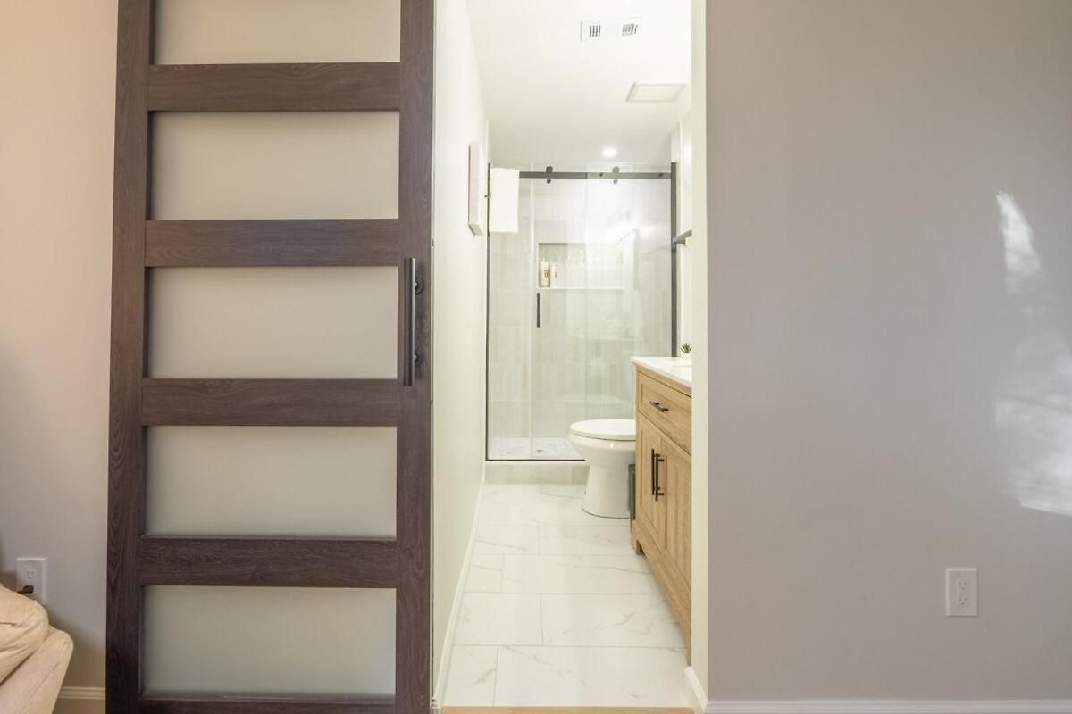 Ballantyne 3br House, Privateyard, Work Desk & 1 Gig Wi-fi *