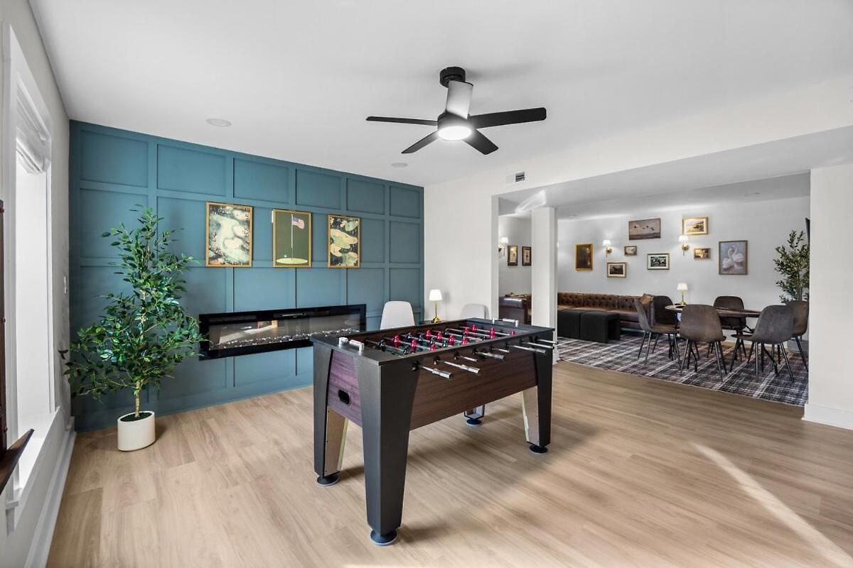 4 Kings-1 Queen-gameroom-lounge-luxury Home-4k1q2t *