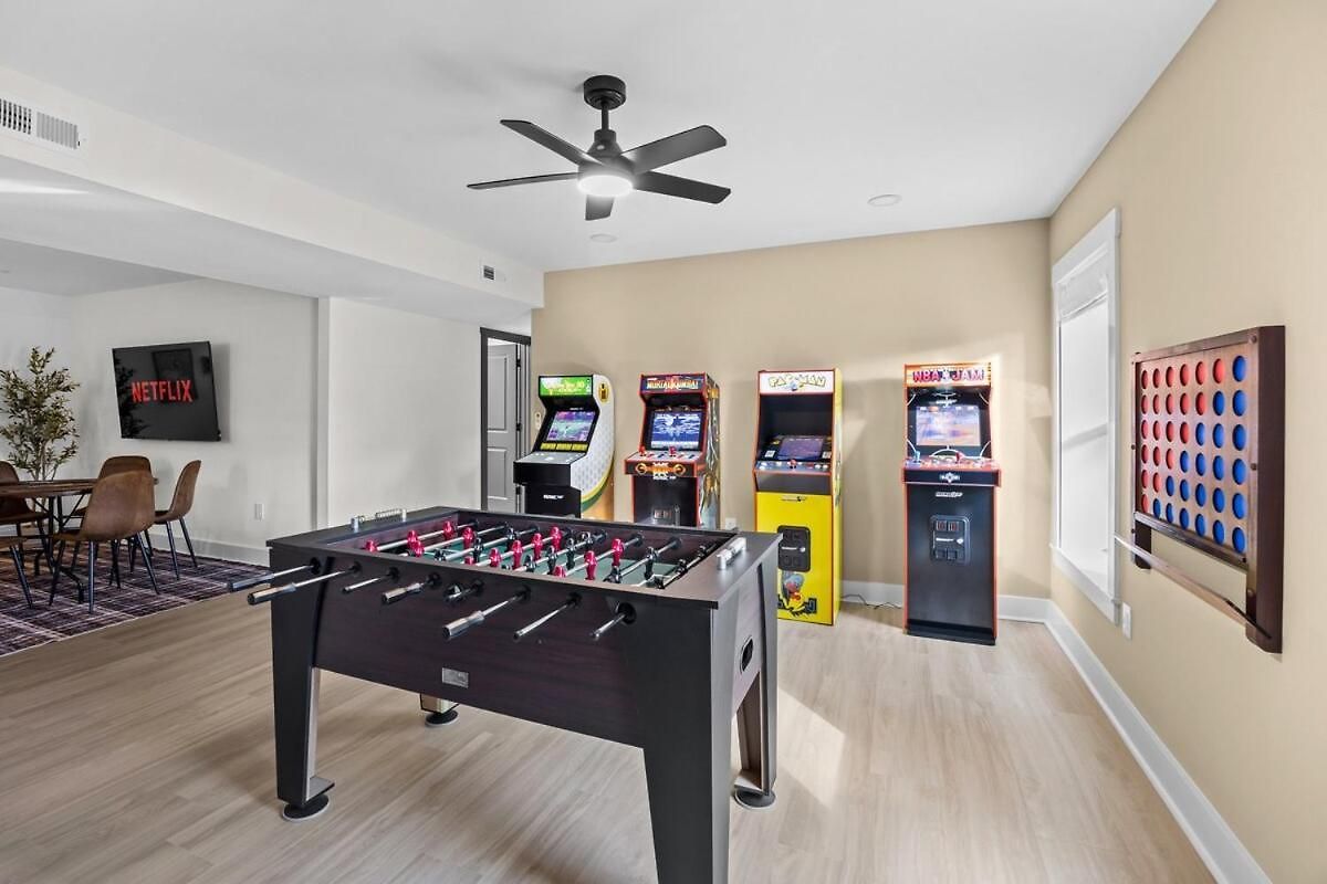 4 Kings-1 Queen-gameroom-lounge-luxury Home-4k1q2t
