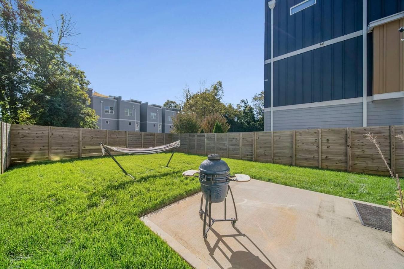 Holiday home Modern 4-story 3-br Townhome With Rooftop Lounge *