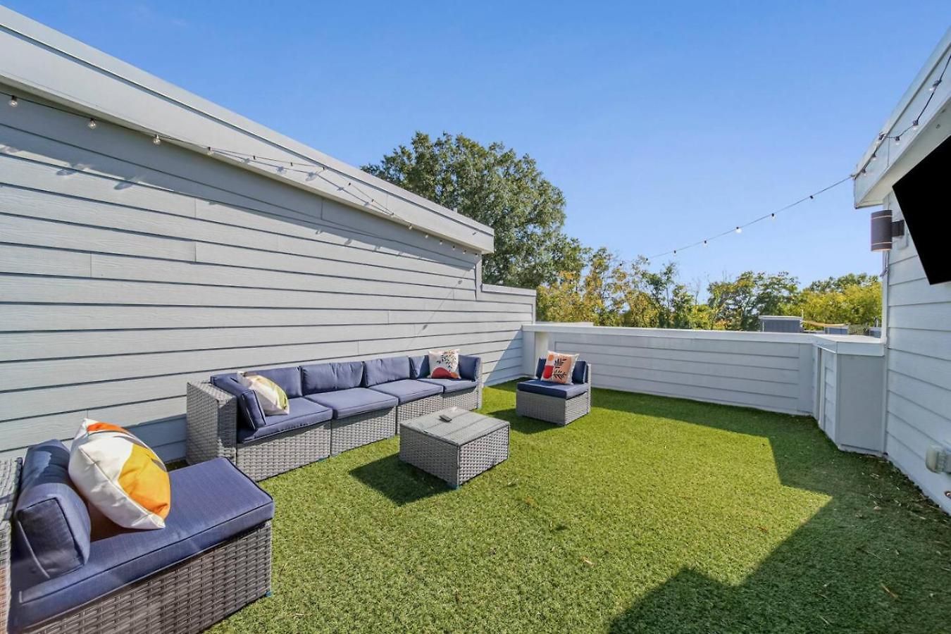 Holiday home Modern 4-story 3-br Townhome With Rooftop Lounge *