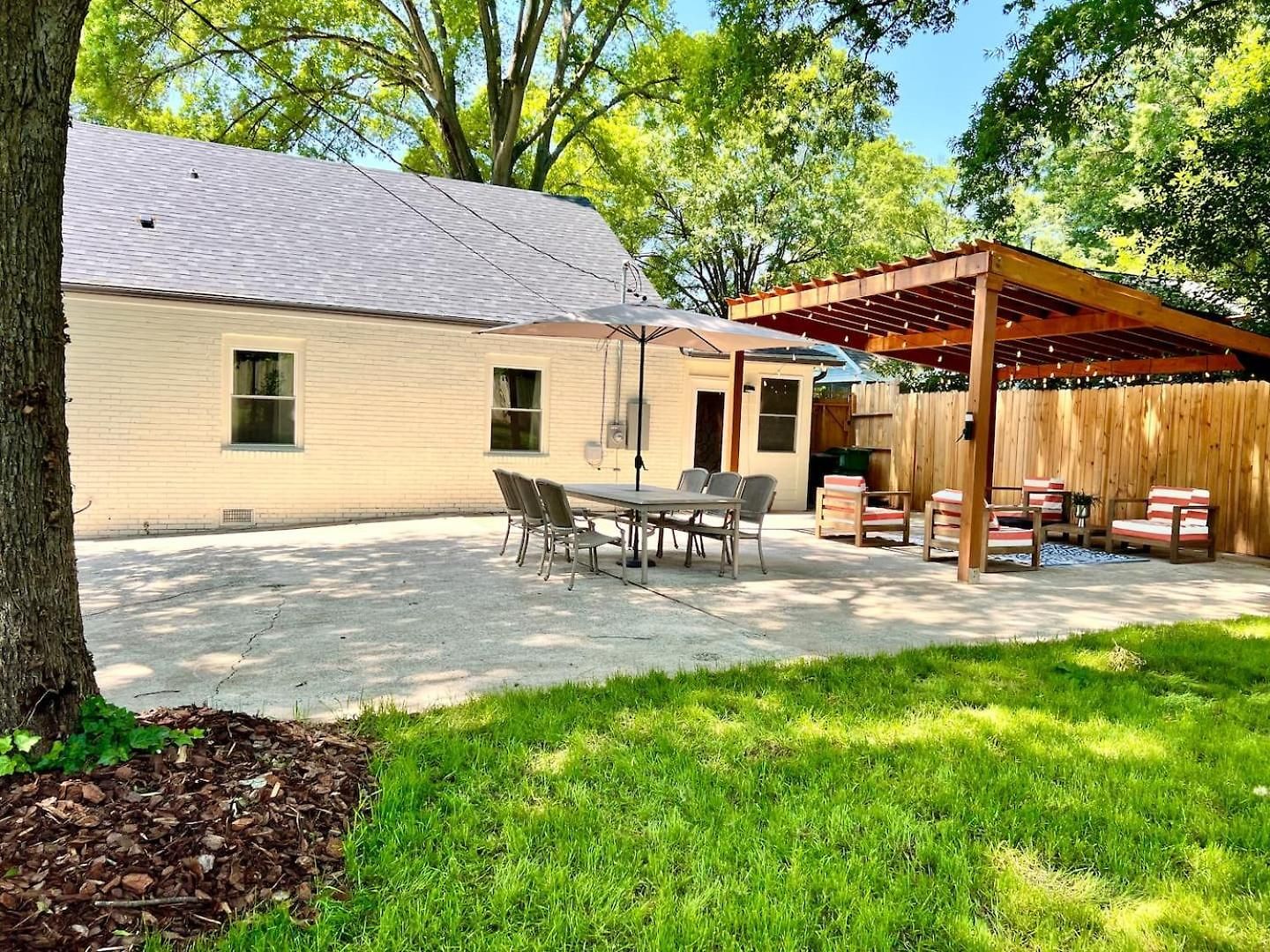 Hpthe Abodedowntownbojanglesdogs Welcomeyard Holiday home Charlotte