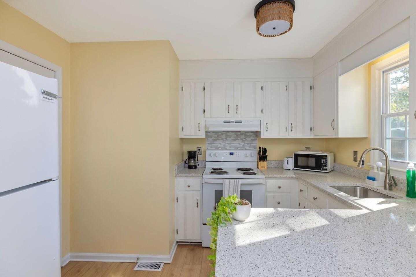 New! Special Intro Rates! Lovely 2 Bedroom