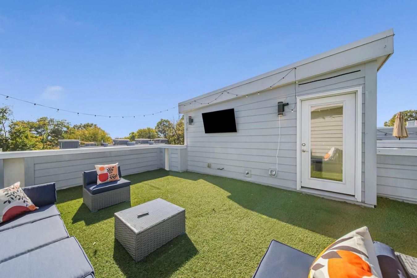 Modern 4-story 3-br Townhome With Rooftop Lounge