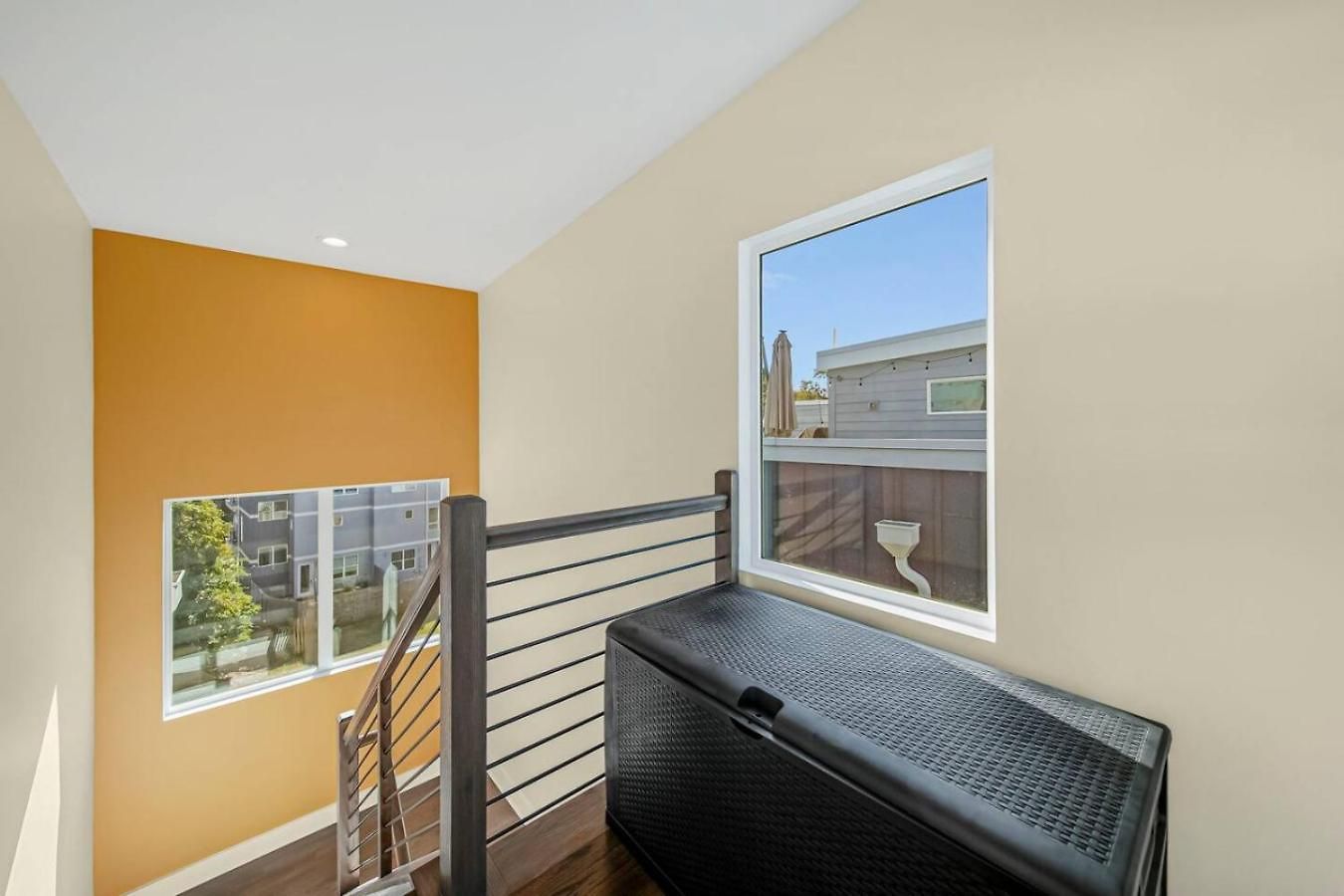 Modern 4-story 3-br Townhome With Rooftop Lounge *