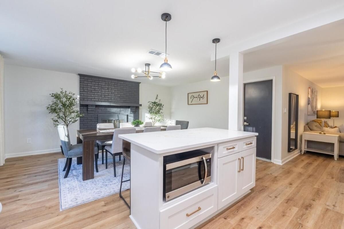 Ballantyne 3br House, Privateyard, Work Desk & 1 Gig Wi-fi * Charlotte