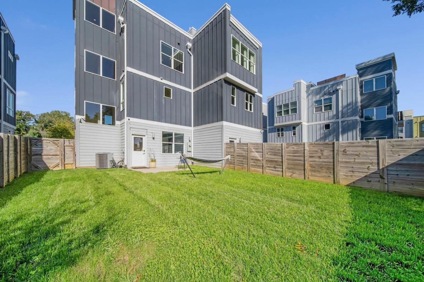 Modern 4-story 3-br Townhome With Rooftop Lounge Charlotte
