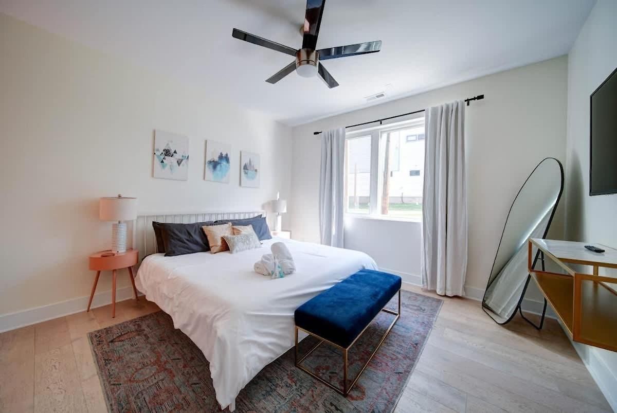 Holiday home Luxe Townhome Rooftop Hot Tub Parking *
